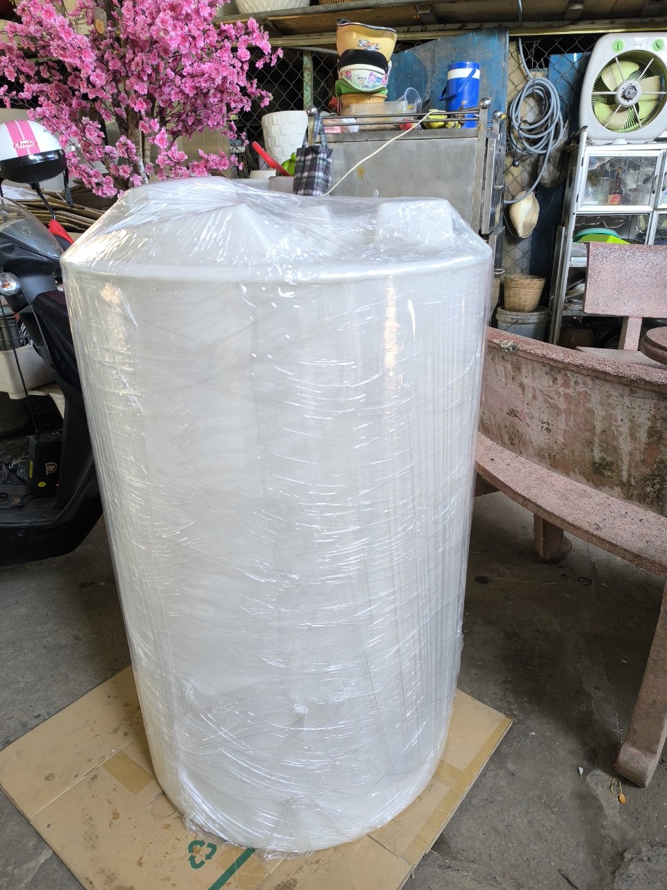 bồn nhựa PE 1000l chuyên đựng hóa chất nguy hiểm vs độ an toàn cao.