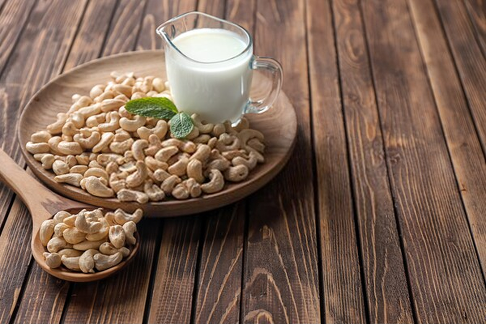 Mách bạn 9 cách làm sữa hạt điều tại nhà