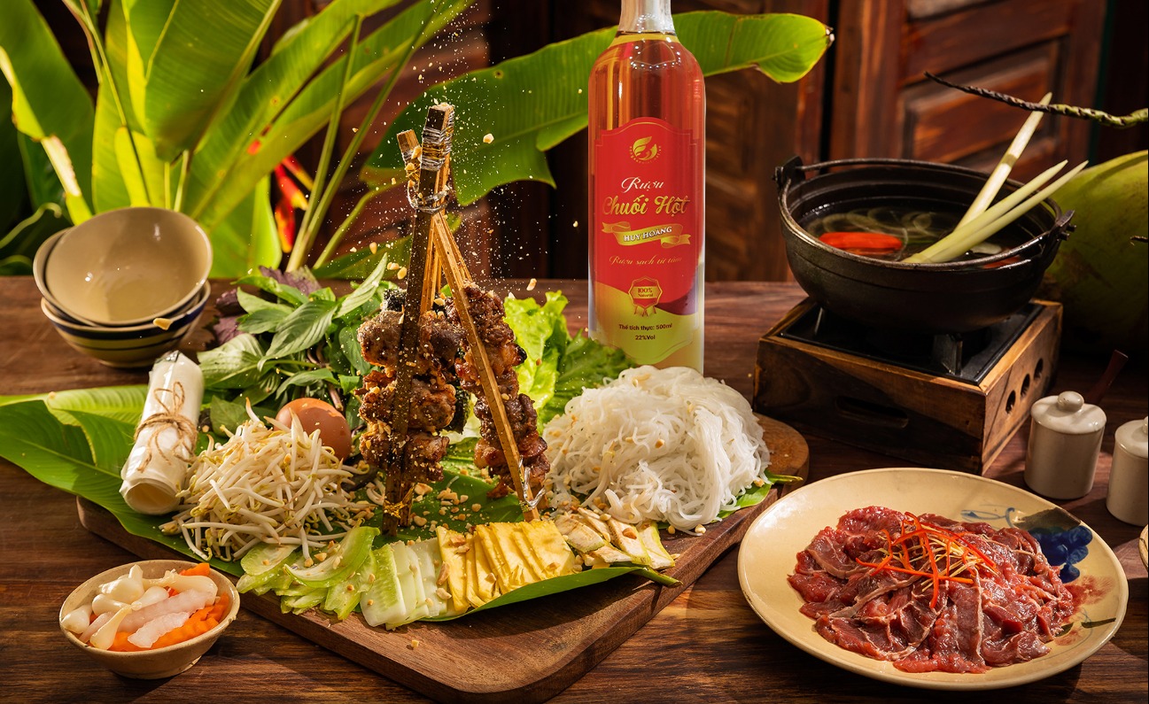 Rượu chuối hột Huy Hoàng - Thức uống dân dã trên bàn ăn người Việt!