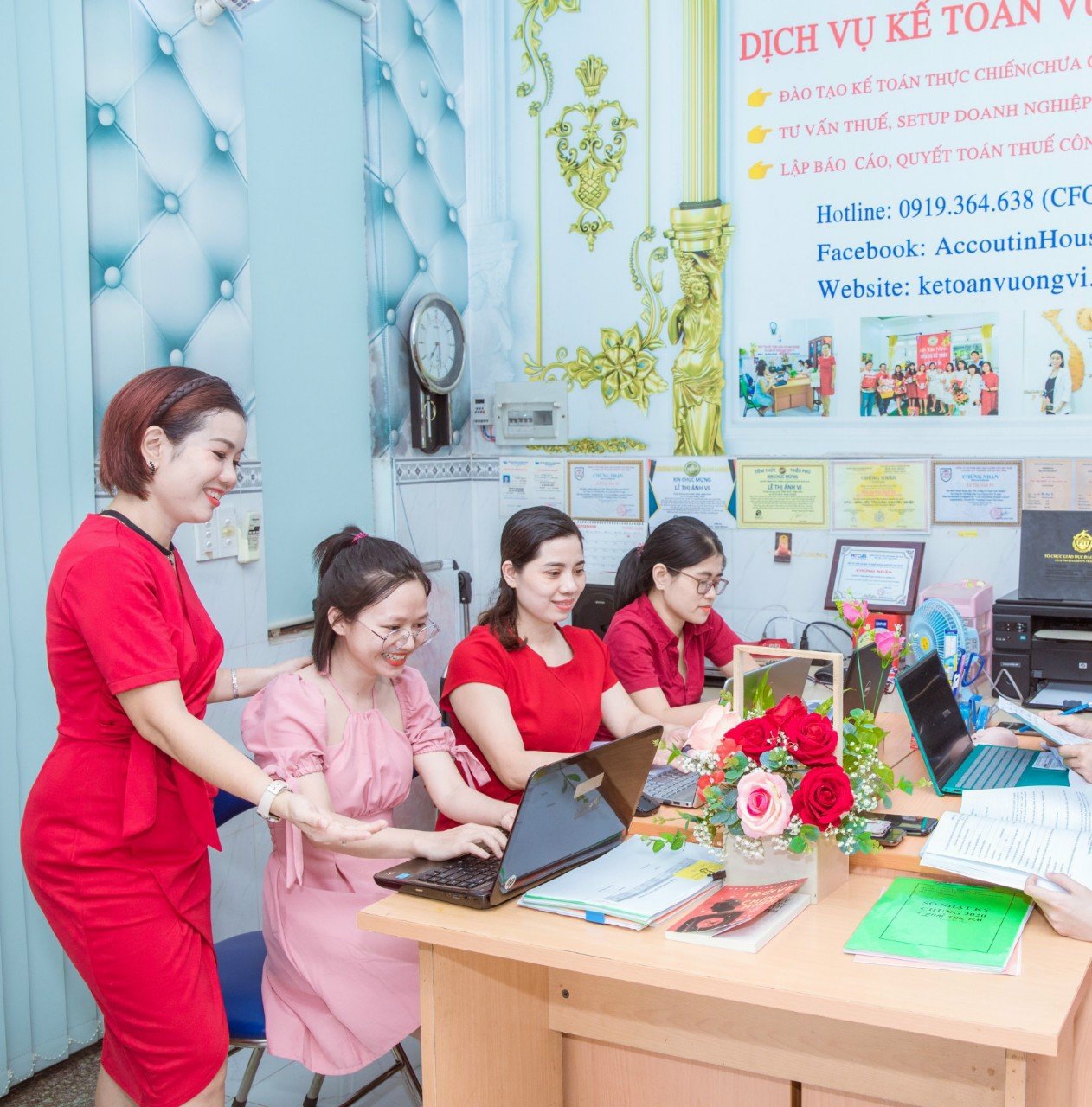 Cty Vương Vi dịch vụ khai thuế và đào tạo kế toán cầm tay chỉ việc